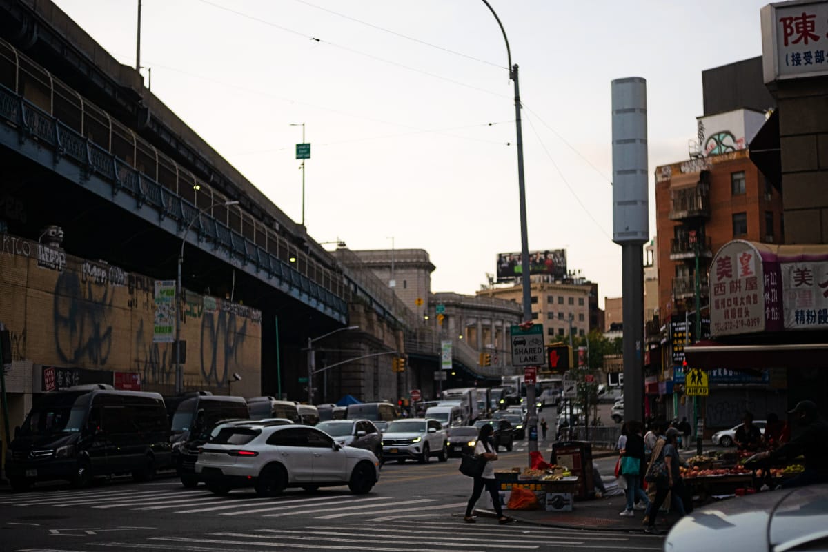 A Link5G kiosk in Chinatown with the Manhattan Bridge in the background.